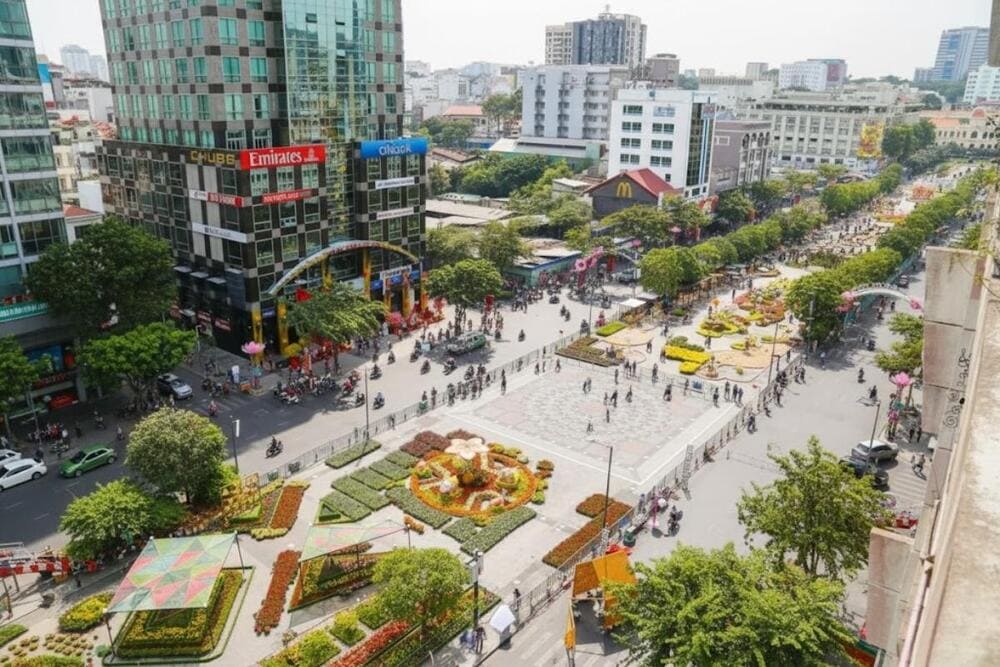 Ghé thăm Phố đi bộ Nguyễn Huệ khi đến với TPHCM.
